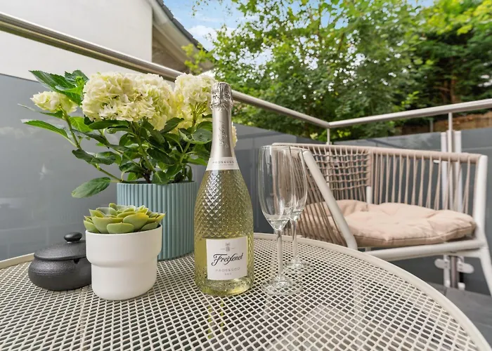 公寓 Stylisches Mit Balkon & Kostenlosem Parkplatz Lage In